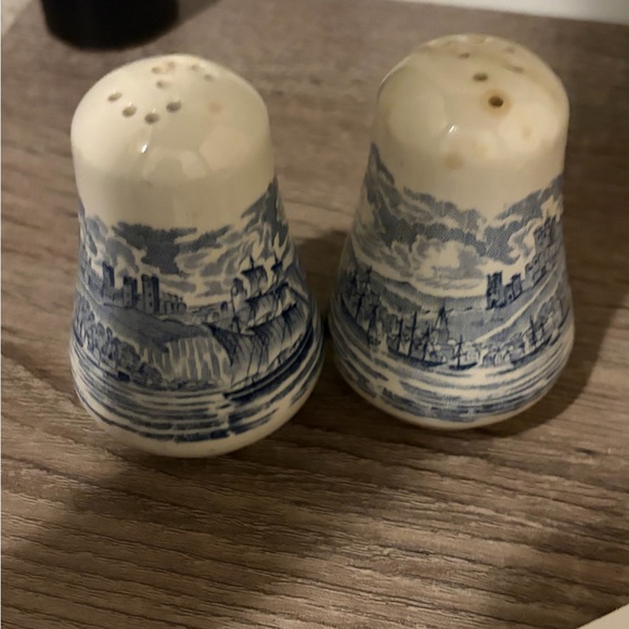 Vintage England Salt & Pepper Shakers - Picture 4 of 7